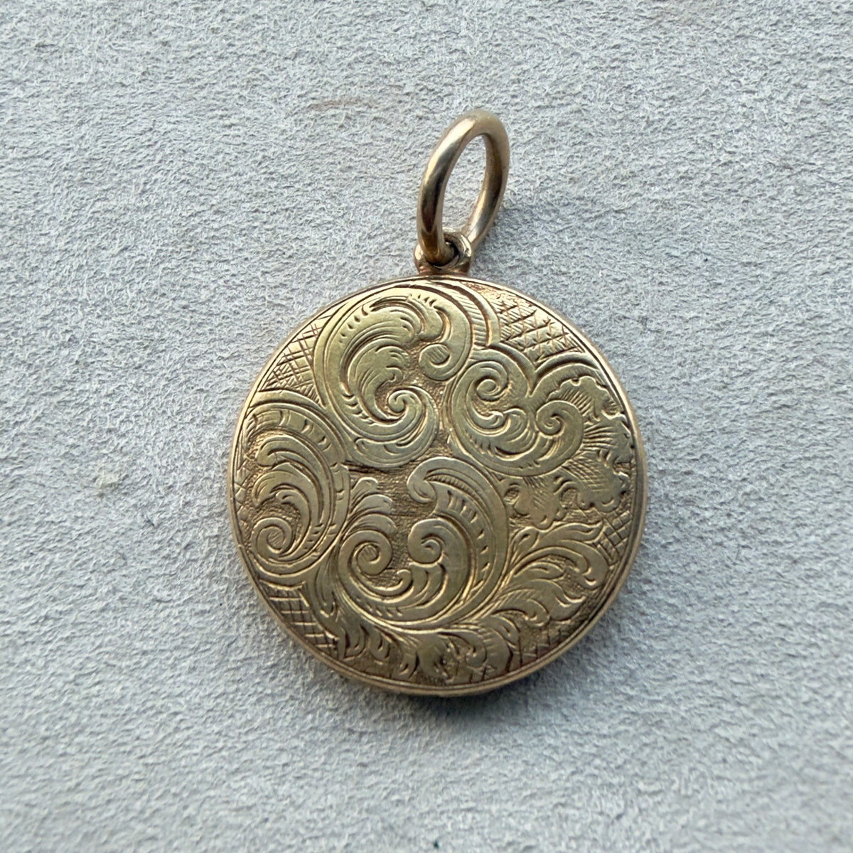 Antique Victorian 18k Beautifully Engraved Round Locket