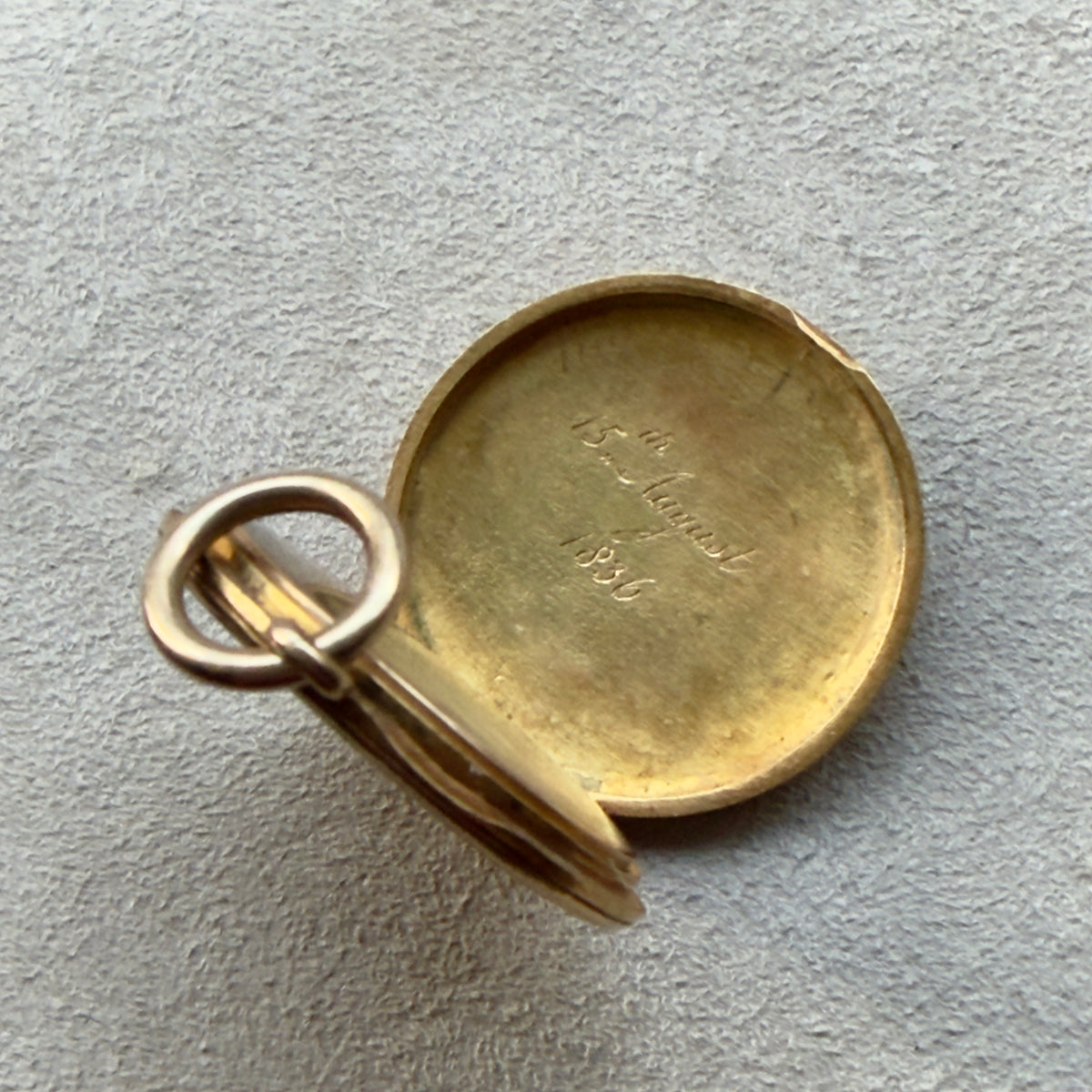 Antique Victorian 18k Beautifully Engraved Round Locket