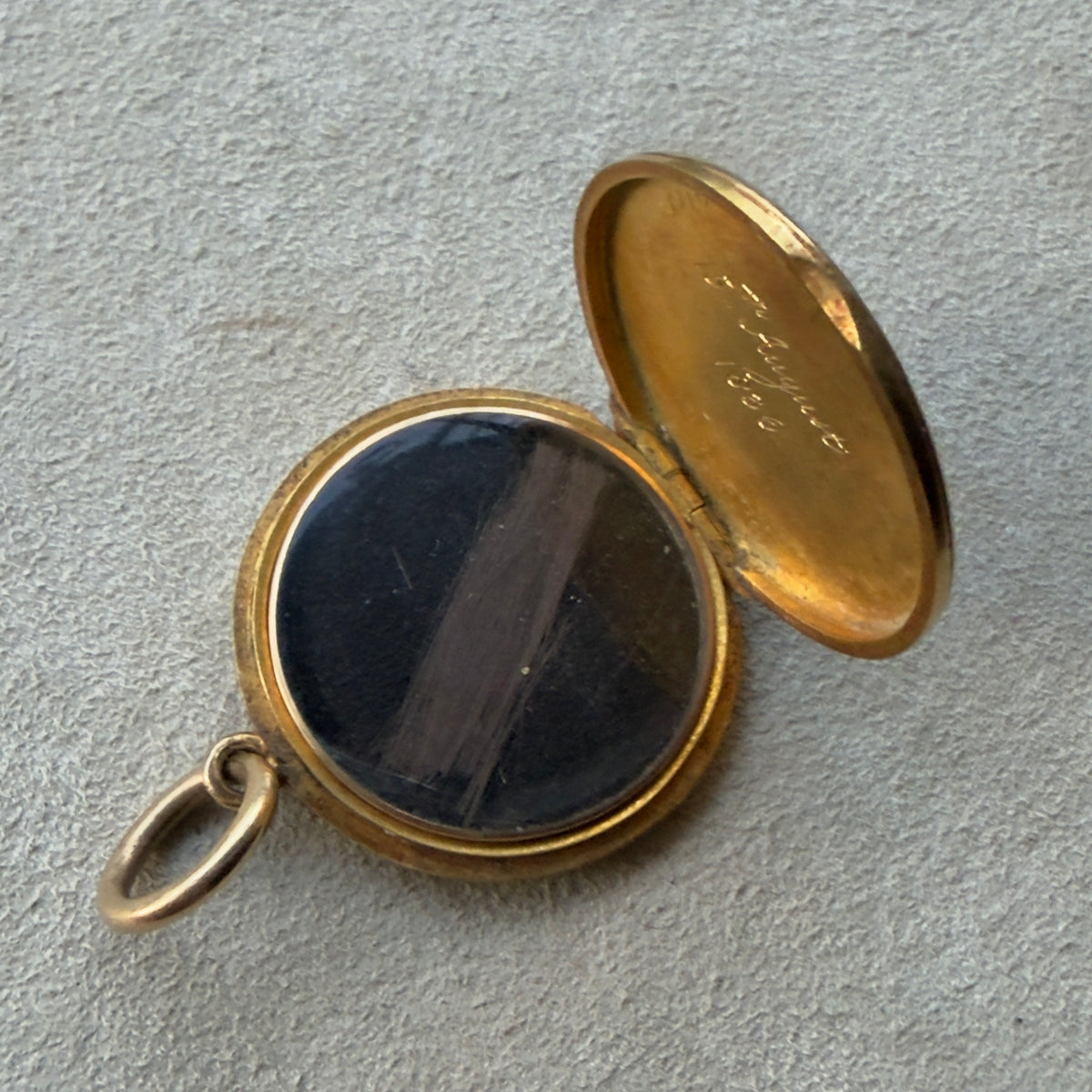 Antique Victorian 18k Beautifully Engraved Round Locket