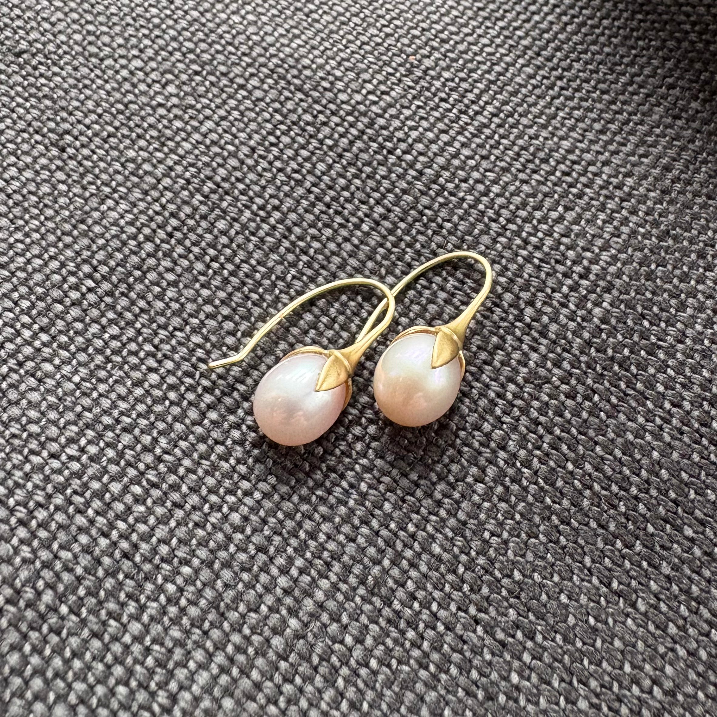 Gabriella Kiss 18k Yellow Gold Palest Pink Eggplant Pearl Earrings