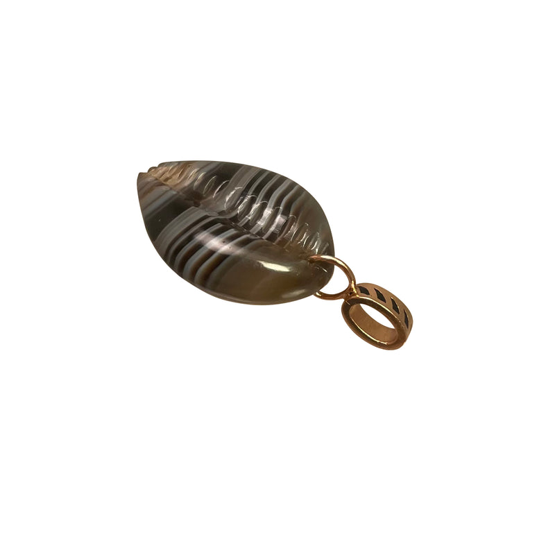 Dezso 18k Classic Carved Agate Cowry Shell Pendant