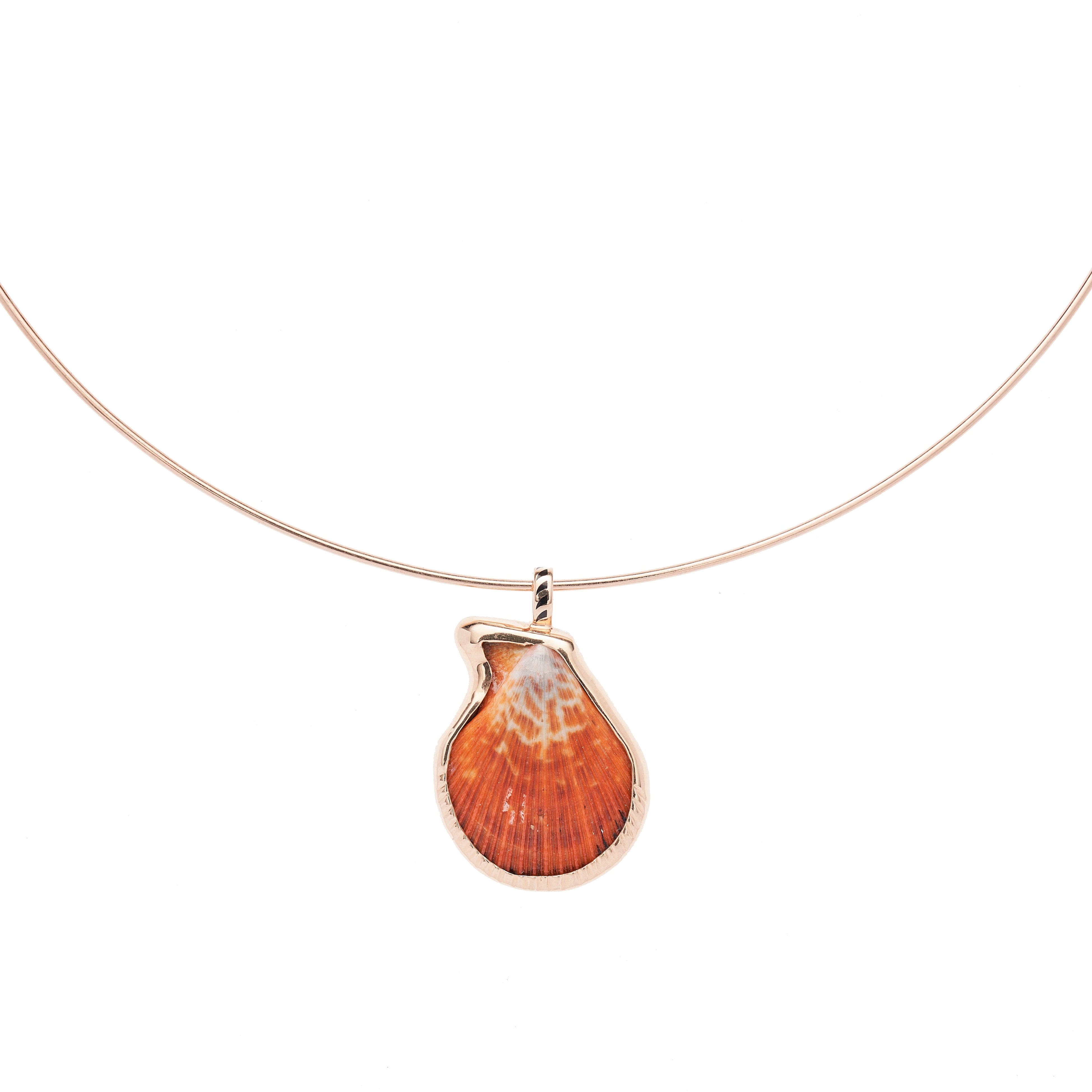 Dezso 18k Bezel Set Natural Medio Clam Shell Pendant