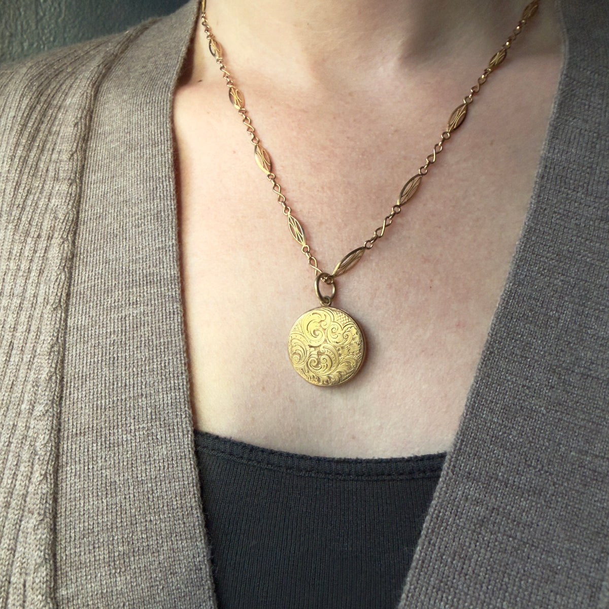 Antique Victorian 18k Beautifully Engraved Round Locket