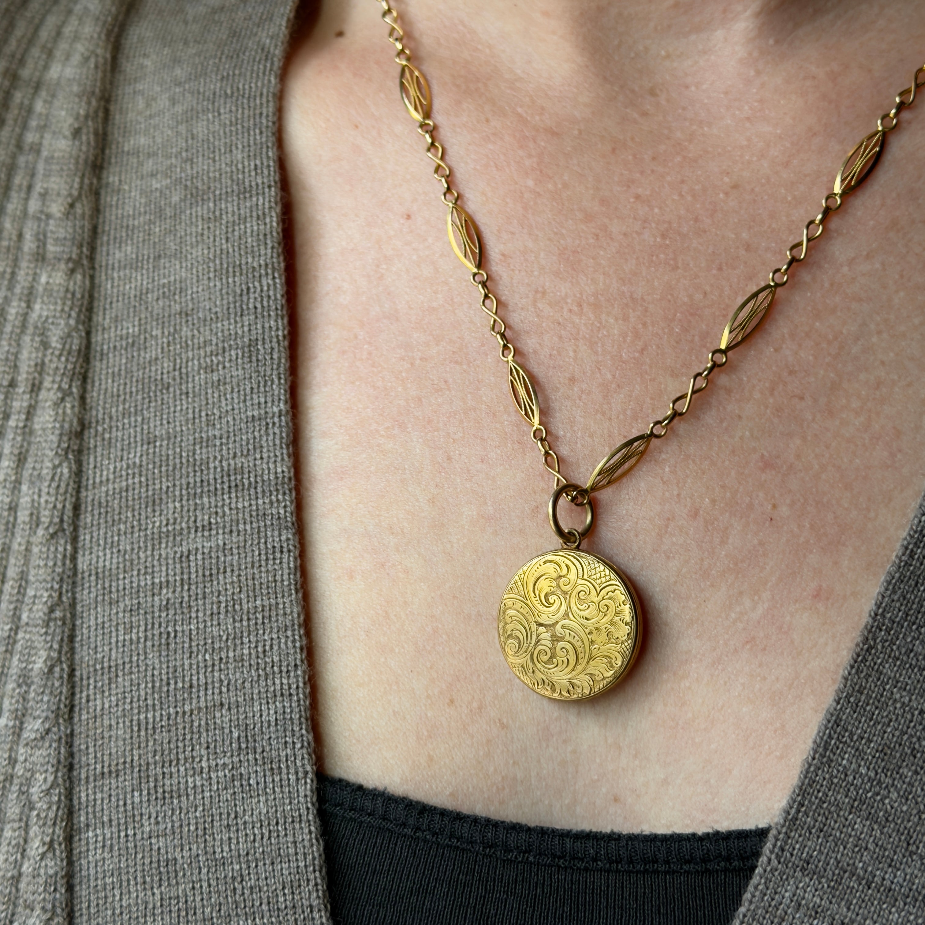 Antique Victorian 18k Beautifully Engraved Round Locket