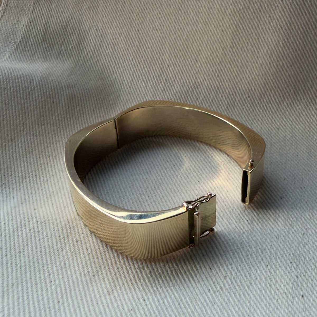 Vintage 18k Minimal Squoval Bangle Bracelet